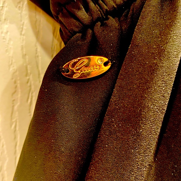 Small black dress by Guess with gold accents and a cinched waist - Picture 4 of 5